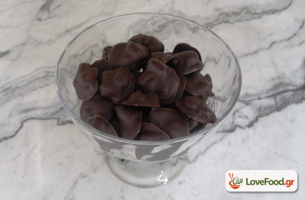 Εύκολα σοκολατάκια με ξηρούς καρπούς και φρούτα